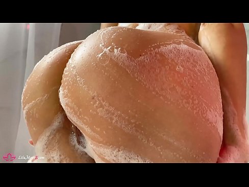 ❤️ Brunette o ipholla litho tsa botona kapa botšehali ho li khotsofatsa Pussy e nang le Vibrator ho ea ho Intense Orgasm in Shower rona ❌️